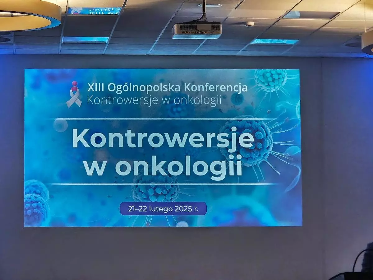 Prelegent podczas wykładu na XIII Ogólnopolskiej Konferencji Onkologicznej 'Kontrowersje w onkologii'