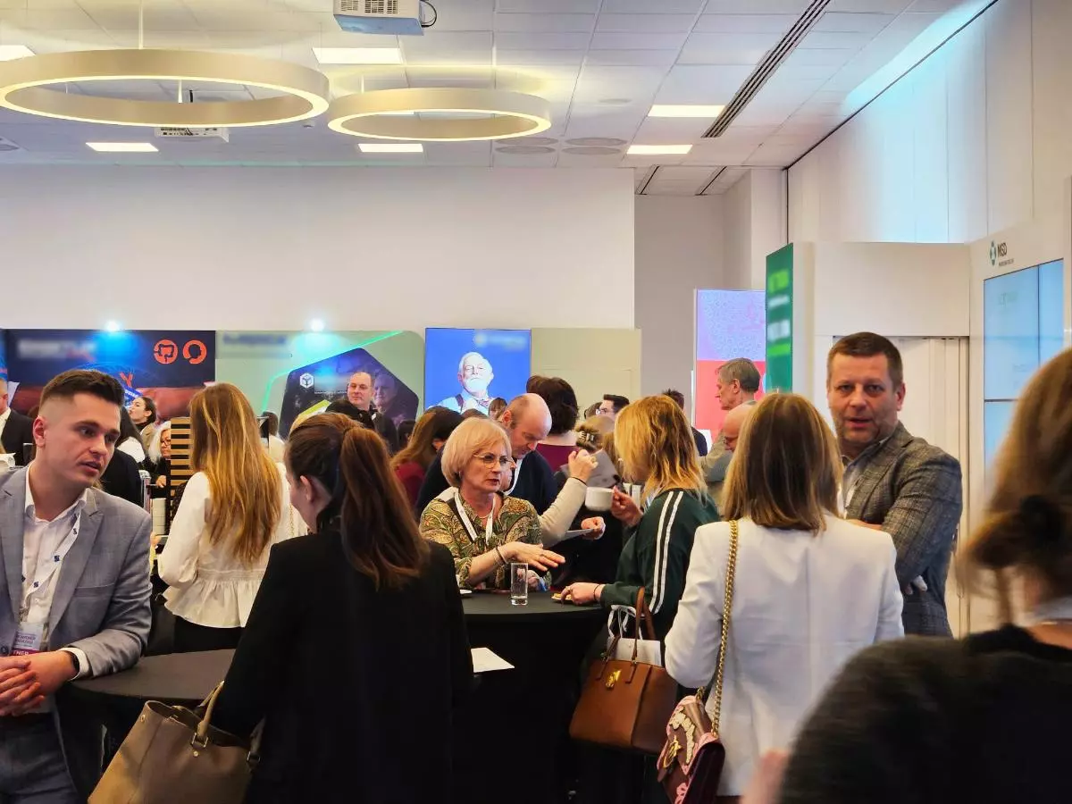 Sala konferencyjna wypełniona specjalistami podczas wykładu o raku przełyku