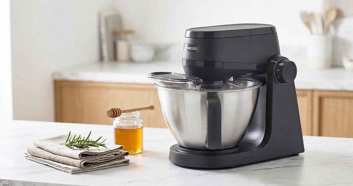 Robot planetarny Kenwood Multi Tasker stojący na blacie z składnikami kuchennymi